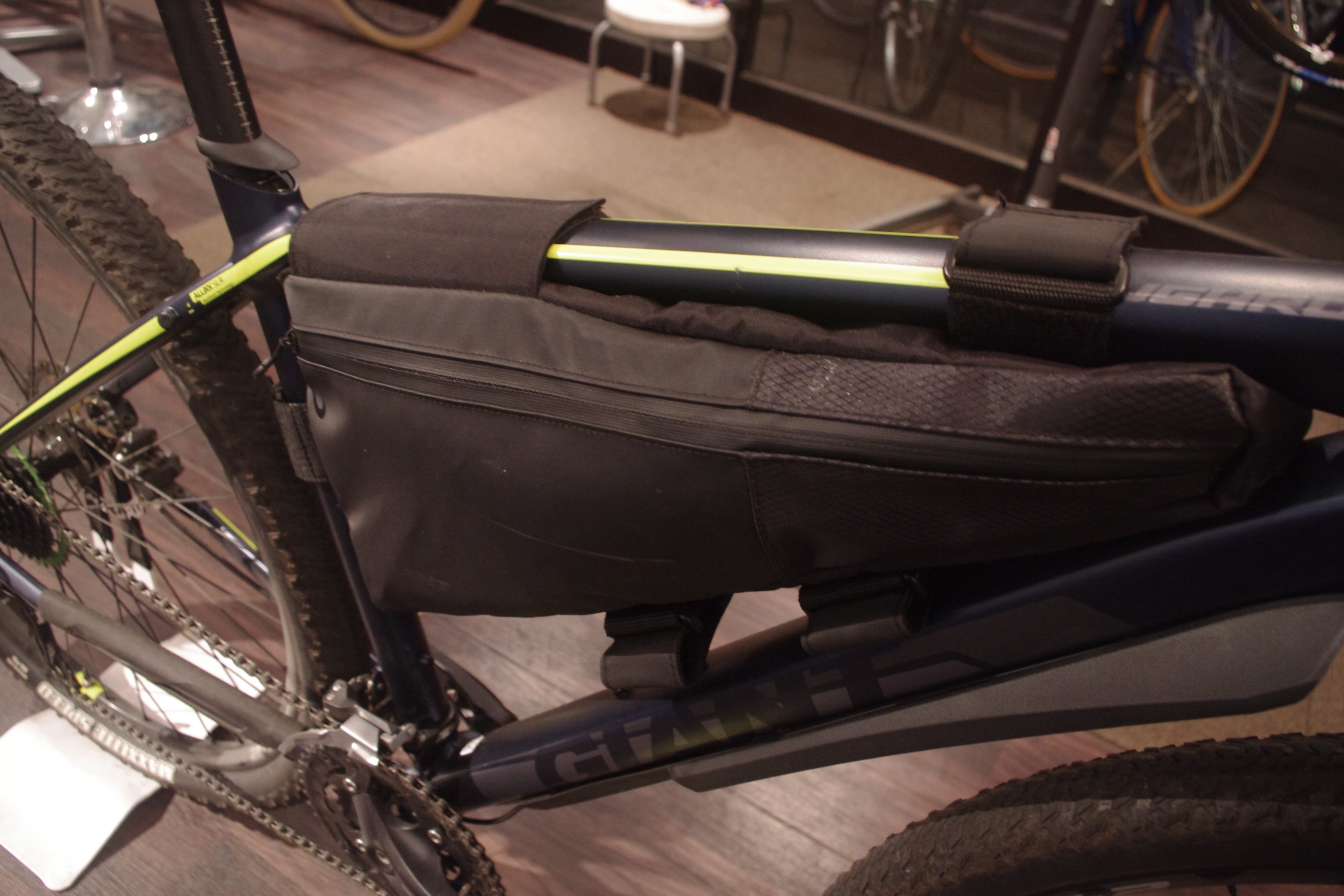 荷物を運ぶのにとっても便利なバック GIANT SCOUT FRAME BAG – bikeport