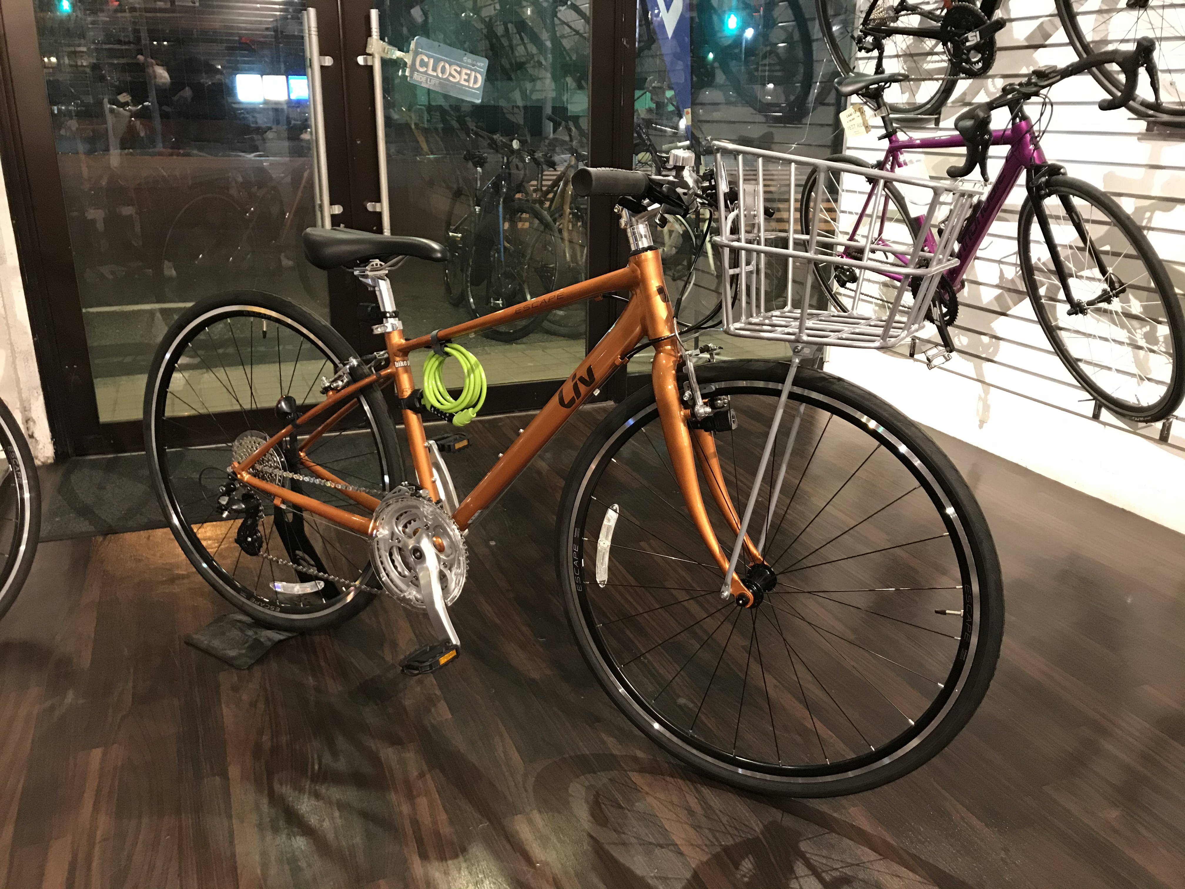 人気が高【埼玉】クロスバイクGIANT liv ESCAPE R3 W 自転車本体